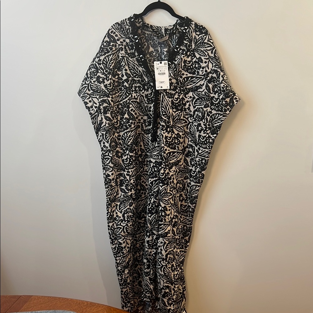 Black and White Floral Kimono
Fits like a L

P to p 29 1/2 
Shoulder to hem 50